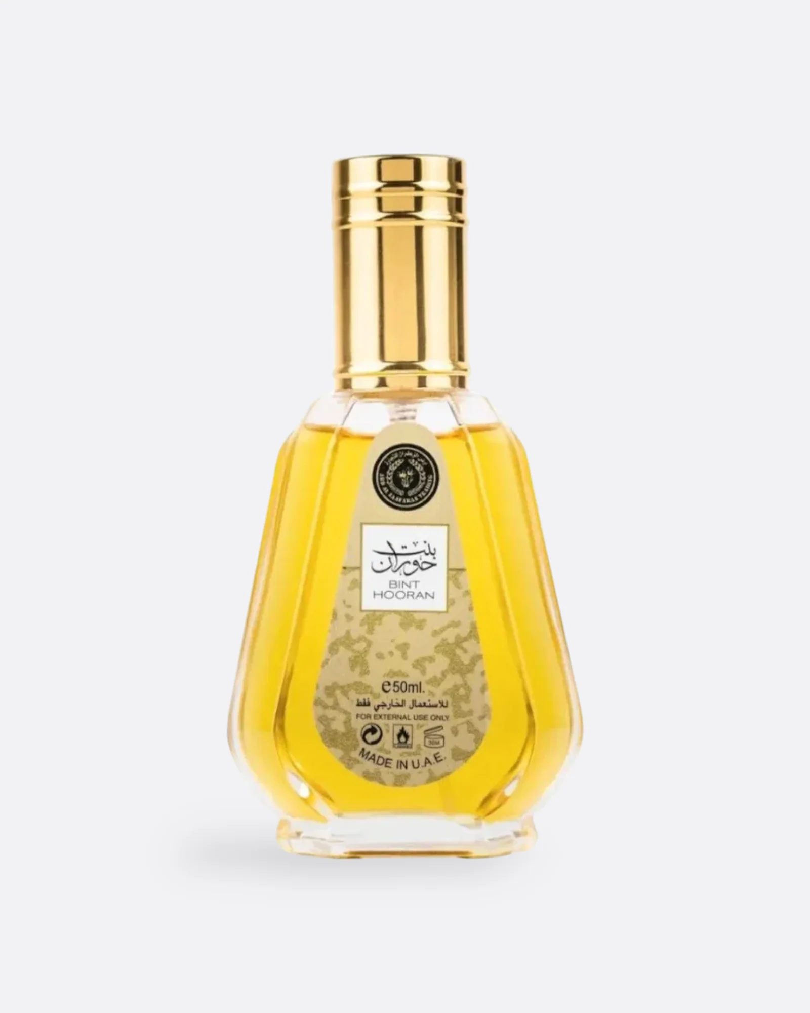 Plongez dans une expérience olfactive incomparable avec notre parfum d'exception, une fusion envoûtante d'ingrédients raffinés qui capture l'esprit audacieux et luxueux de l'Orient. En tête, la fraîcheur vive des agrumes se marie à la chaleur boisée du cèdre, créant une ouverture lumineuse et envoûtante. L'élégance intemporelle de la rose ajoute une touche de romantisme, évoquant des jardins secrets aux murs de pierre baignés de soleil. Au cœur de cette fragrance captivante, un mélange enivrant de fleurs délicates, d'oud sensuel, de poivre rose épicé et de pamplemousse pétillant danse en harmonie, révélant une profondeur et une complexité qui intriguent et séduisent. Tel un voyage à travers des souks animés et des palais opulents, chaque note dévoile une facette nouvelle et envoûtante. Enfin, les notes de fond riches et enveloppantes apportent une profondeur inoubliable à cette composition envoûtante. L'oud mystérieux et l'ambre sensuel se mêlent aux accords boisés et terreux du cèdre et du patchouli, créant une empreinte chaleureuse et durable qui enveloppe la peau telle une étreinte sensuelle. Tel un voyage au cœur des déserts infinis et des oasis luxuriantes, ce parfum laisse une empreinte inoubliable et mystérieuse. Notes de Tête : Mandarine, Cyprès, Estragon, Citron, Sauge, Bergamote Notes de Cœur : Safran, Muguet, Vanille, Noix de Muscade Notes de Fond : Musc, Bois de Santal, Cèdre, Amande, Vétiver de Tahiti Plongez dans une expérience olfactive incomparable avec notre parfum d'exception, une fusion envoûtante d'ingrédients raffinés qui capture l'esprit audacieux et luxueux de l'Orient. En tête, la fraîcheur vive des agrumes se marie à la chaleur boisée du cèdre, créant une ouverture lumineuse et envoûtante. L'élégance intemporelle de la rose ajoute une touche de romantisme, évoquant des jardins secrets aux murs de pierre baignés de soleil. Au cœur de cette fragrance captivante, un mélange enivrant de fleurs délicates, d'oud sensuel, de poivre rose épicé et de pamplemousse pétillant danse en harmonie, révélant une profondeur et une complexité qui intriguent et séduisent. Tel un voyage à travers des souks animés et des palais opulents, chaque note dévoile une facette nouvelle et envoûtante. Enfin, les notes de fond riches et enveloppantes apportent une profondeur inoubliable à cette composition envoûtante. L'oud mystérieux et l'ambre sensuel se mêlent aux accords boisés et terreux du cèdre et du patchouli, créant une empreinte chaleureuse et durable qui enveloppe la peau telle une étreinte sensuelle. Tel un voyage au cœur des déserts infinis et des oasis luxuriantes, ce parfum laisse une empreinte inoubliable et mystérieuse. Notes de Tête : Mandarine, Cyprès, Estragon, Citron, Sauge, Bergamote Notes de Cœur : Safran, Muguet, Vanille, Noix de Muscade Notes de Fond : Musc, Bois de Santal, Cèdre, Amande, Vétiver de Tahiti