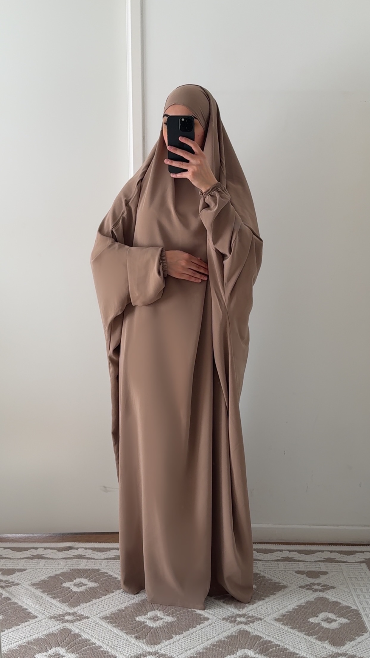 Élégance, confort et qualité française réunis dans un jilbab d'exception Laisse-toi séduire par notre jilbab en soie de Médine, une pièce à la fois raffinée, fluide et incroyablement agréable à porter. Conçu avec soin et fabriqué en France, ce jilbab allie un savoir-faire local à une matière d’exception, pensée pour sublimer chaque silhouette avec simplicité et élégance. La soie de Médine est une matière prisée pour sa texture douce, légèrement satinée et parfaitement opaque. Elle tombe avec grâce, sans coller à la peau, tout en apportant un tombé fluide qui accompagne naturellement les mouvements. C’est le tissu idéal pour celles qui recherchent à la fois confort et style, que ce soit pour un usage quotidien ou des occasions spéciales. Ce modèle a été pensé pour s’adapter à toutes les morphologies, grâce à sa coupe ample et fluide qui garantit une liberté de mouvement optimale tout en respectant les exigences de pudeur. La mannequin mesure 1m66 et porte le jilbab en taille standard : il offre une couvrance parfaite sans traîner au sol, avec un haut ajusté sans serrer et un bas évasé qui allonge la silhouette tout en douceur. Le petit plus ? Ce jilbab est 100 % made in France, fabriqué dans nos ateliers avec une attention minutieuse portée aux finitions. Chaque pièce est cousue avec soin pour t’assurer une tenue impeccable lavage après lavage. Disponible en plusieurs coloris soigneusement sélectionnés, ce jilbab s’intègre parfaitement dans une garde-robe moderne et minimaliste. Une pièce incontournable pour celles qui veulent allier modestie, féminité et qualité sans faire de compromis.